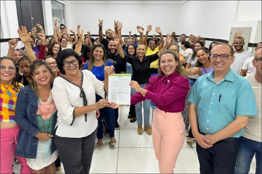 Prefeita Cordélia concede mais benefícios aos professores em Eunápolis